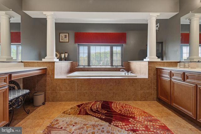 16 GABRIELLE CIR, Swedesboro, NJ 08085