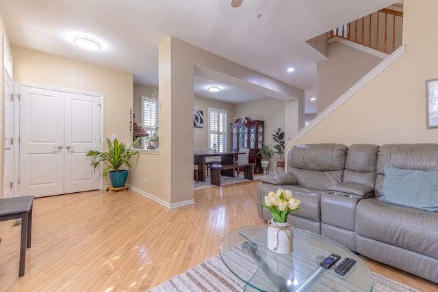 2498 Waterbury Lane, Buffalo Grove, IL 60089