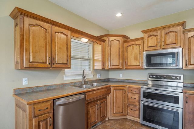 1083 E Daisy Falls Drive, Nixa, MO 65714