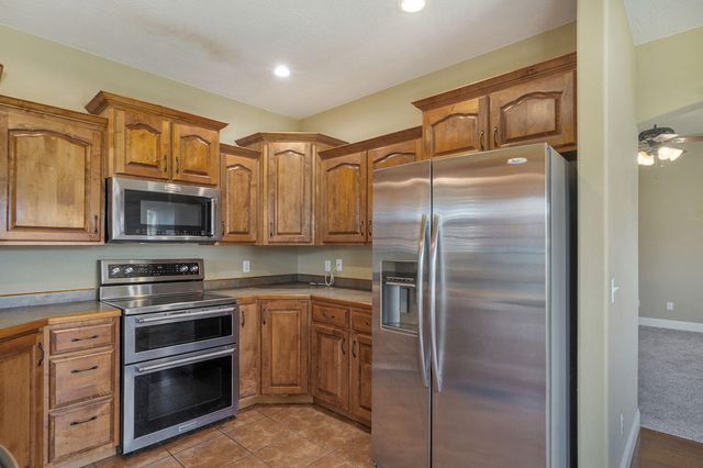 1083 E Daisy Falls Drive, Nixa, MO 65714