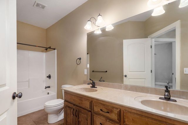 1083 E Daisy Falls Drive, Nixa, MO 65714