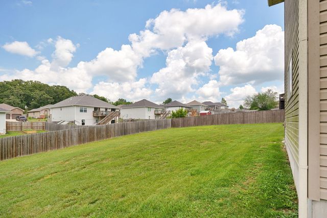 1083 E Daisy Falls Drive, Nixa, MO 65714