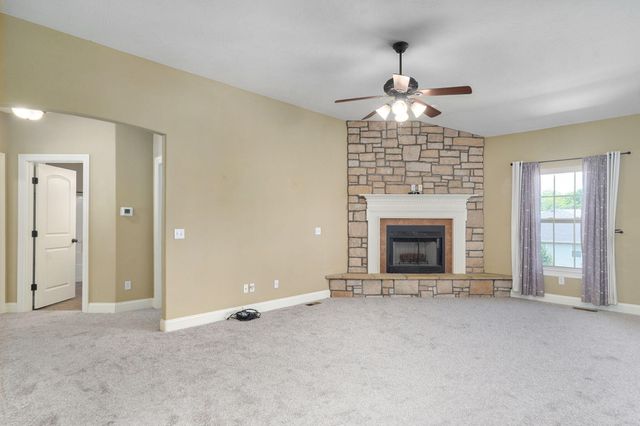 1083 E Daisy Falls Drive, Nixa, MO 65714