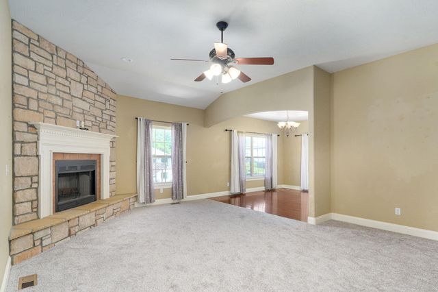 1083 E Daisy Falls Drive, Nixa, MO 65714
