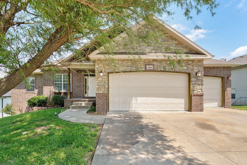 1083 E Daisy Falls Drive, Nixa, MO 65714