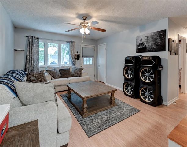 16607 E 2nd N Street, Independence, MO 64056