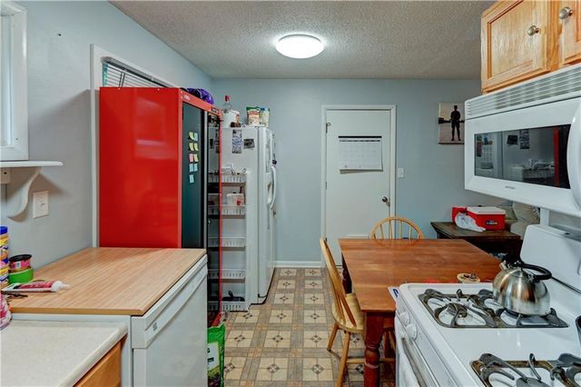 16607 E 2nd N Street, Independence, MO 64056