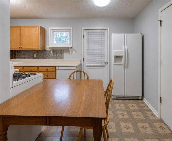 16607 E 2nd N Street, Independence, MO 64056