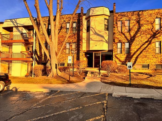 2212 Country Club Drive 6, Woodridge, IL 60517