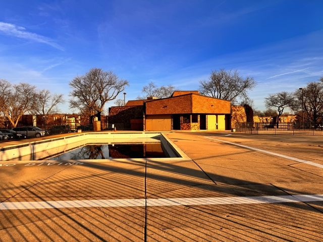 2212 Country Club Drive 6, Woodridge, IL 60517