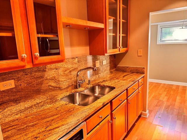 2212 Country Club Drive 6, Woodridge, IL 60517