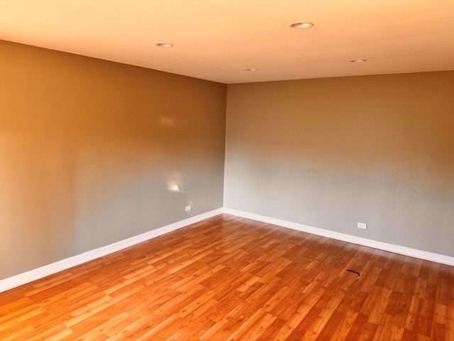 2212 Country Club Drive 6, Woodridge, IL 60517