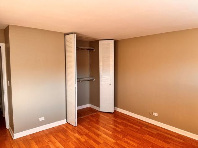 2212 Country Club Drive 6, Woodridge, IL 60517