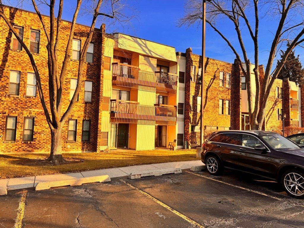 2212 Country Club Drive 6, Woodridge, IL 60517