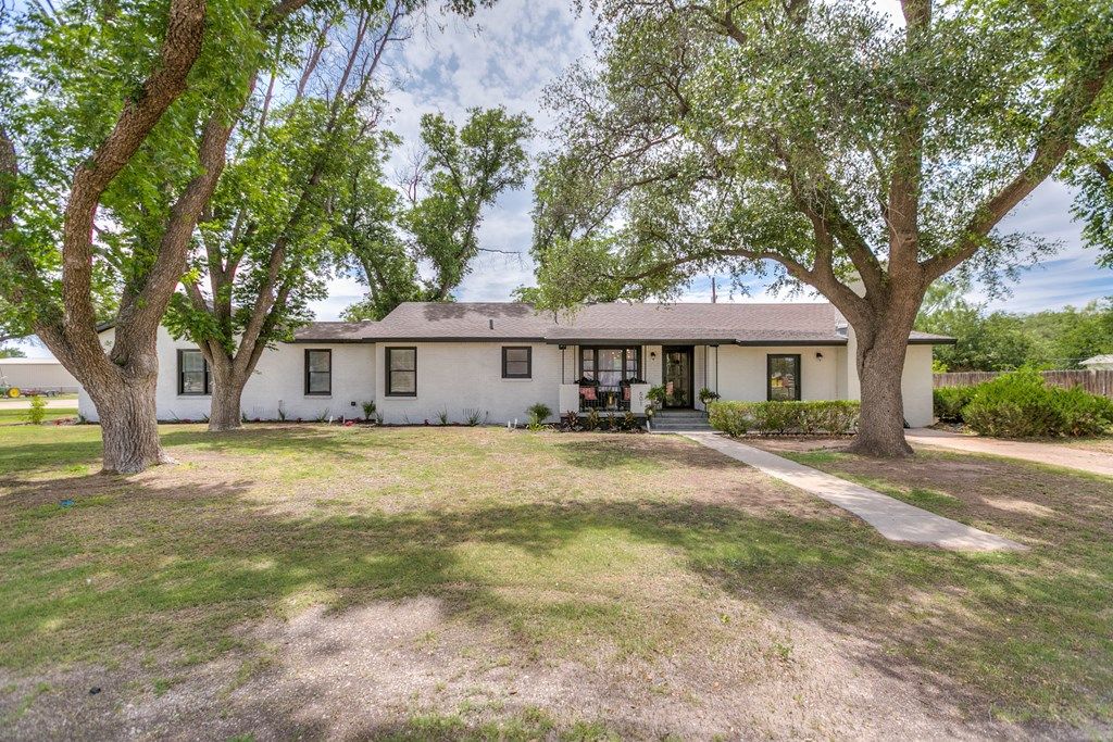 Image 3 of property listing at 601 Robert Lee, Sterling City, TX 76951