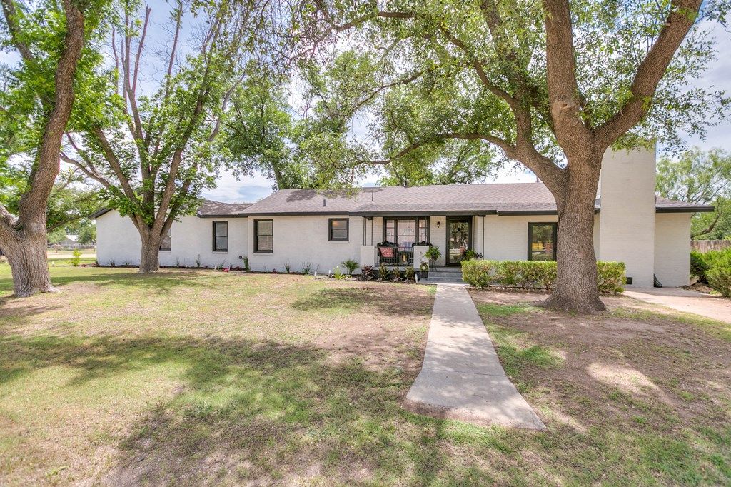 Image 5 of property listing at 601 Robert Lee, Sterling City, TX 76951