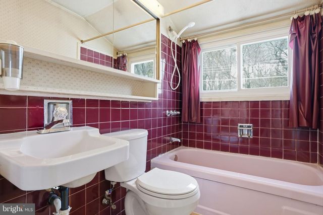 103 HEDGE RD, Levittown, PA 19056