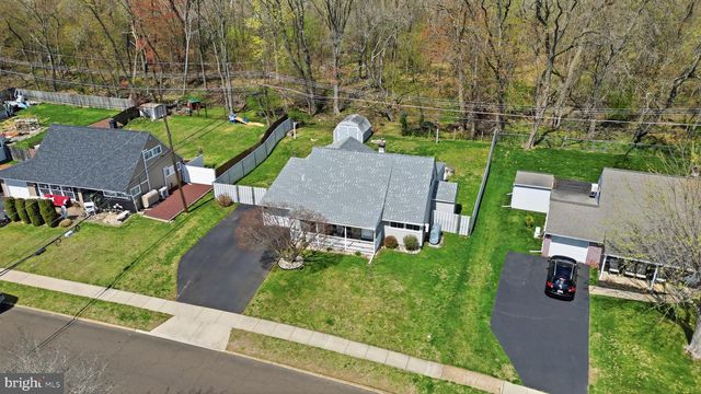 103 HEDGE RD, Levittown, PA 19056