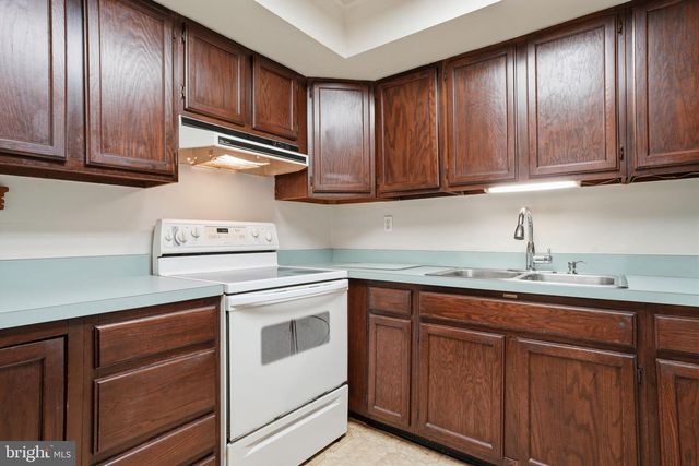 103 HEDGE RD, Levittown, PA 19056