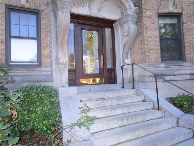 122 Riverway 5, Boston, MA 02215