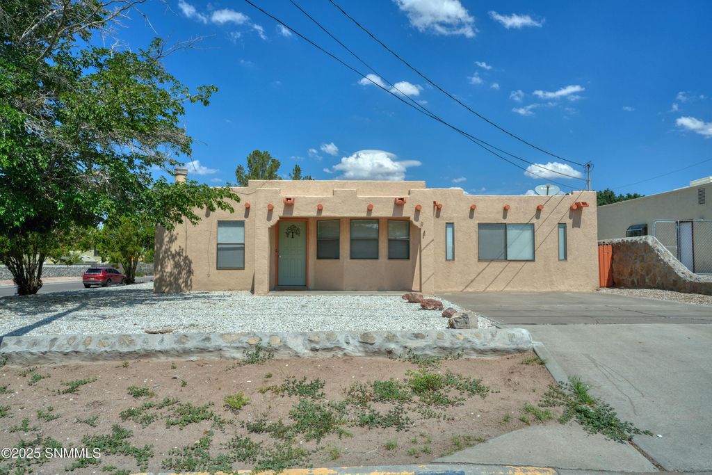 901 Jasmine Drive, Las Cruces, NM 88005