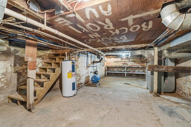 321 Ackerson Lake Drive, Jackson, MI 49201