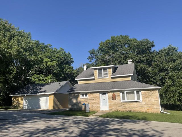 W297N2968 Oakwood Grove ROAD, Pewaukee, WI 53072