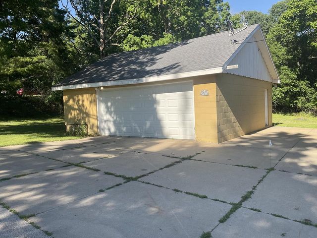 W297N2968 Oakwood Grove ROAD, Pewaukee, WI 53072