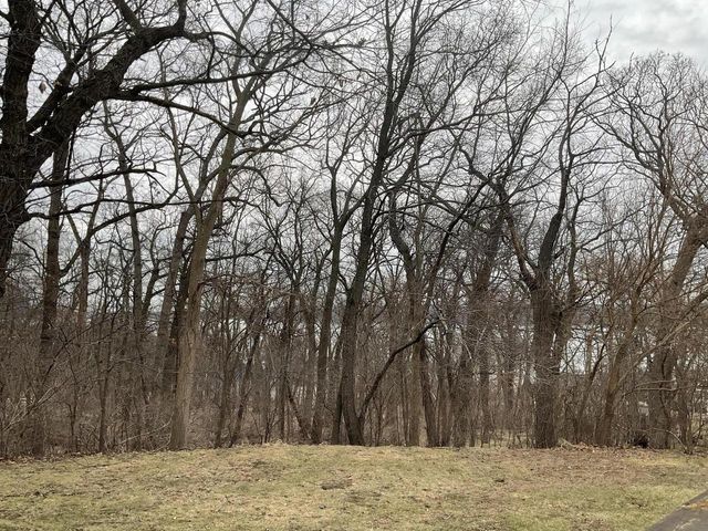 W297N2968 Oakwood Grove ROAD, Pewaukee, WI 53072