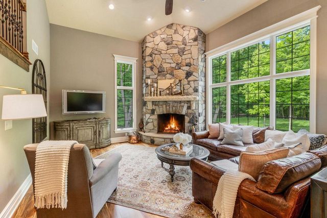 1021 Emerald DRIVE, Hartford, WI 53027