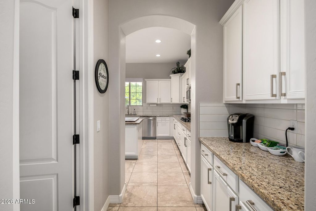 Image 11 of property listing at 3054 E KINGBIRD Drive, Gilbert, AZ 85297
