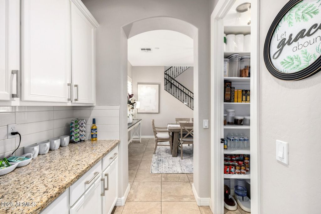 Image 12 of property listing at 3054 E KINGBIRD Drive, Gilbert, AZ 85297