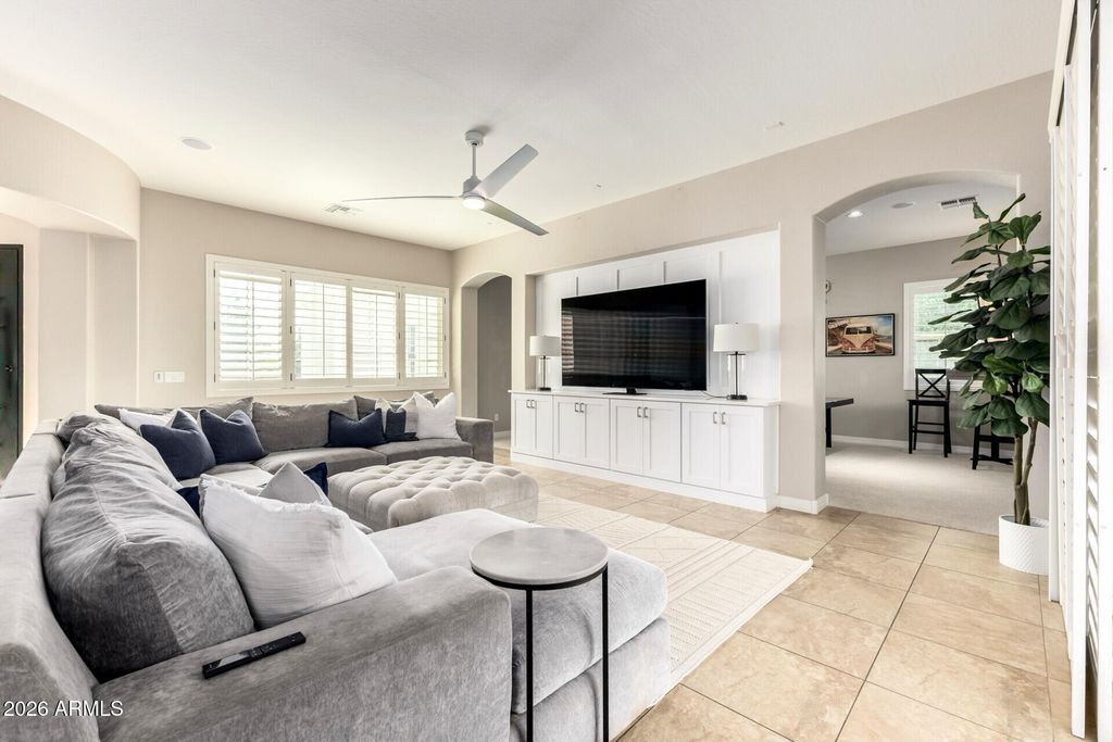 Image 18 of property listing at 3054 E KINGBIRD Drive, Gilbert, AZ 85297