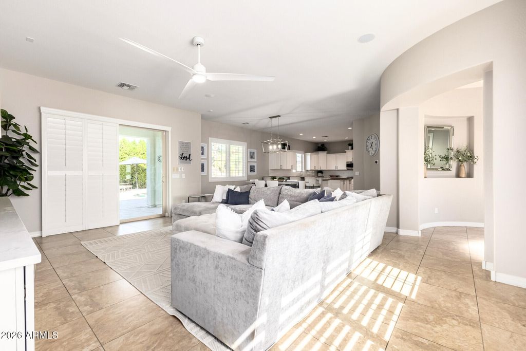 Image 19 of property listing at 3054 E KINGBIRD Drive, Gilbert, AZ 85297
