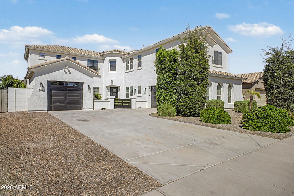 Image 2 of property listing at 3054 E KINGBIRD Drive, Gilbert, AZ 85297
