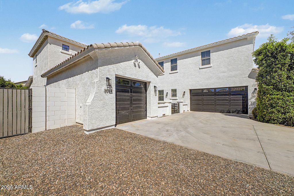 Image 3 of property listing at 3054 E KINGBIRD Drive, Gilbert, AZ 85297