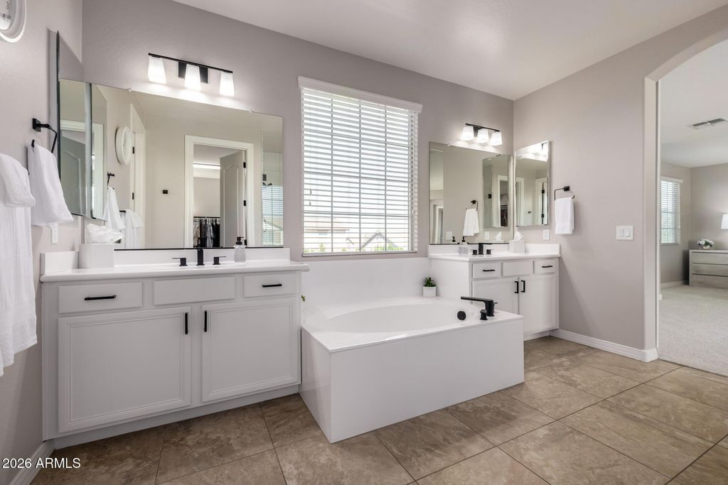 Image 38 of property listing at 3054 E KINGBIRD Drive, Gilbert, AZ 85297