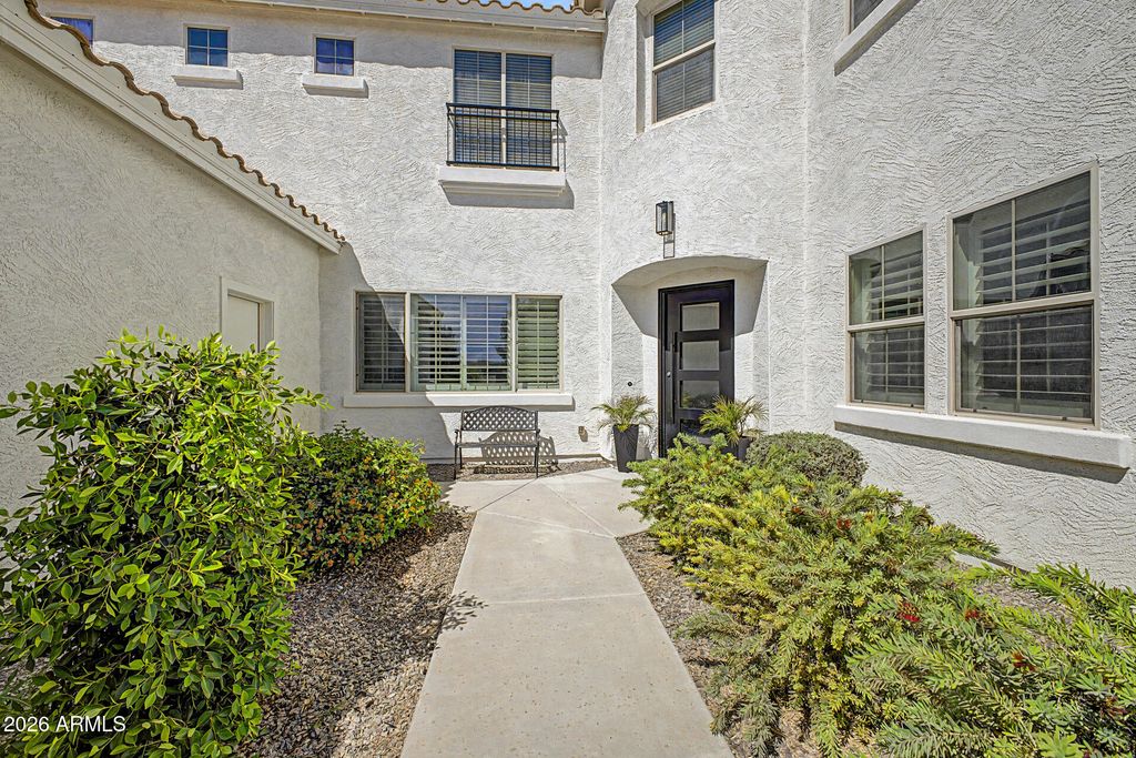 Image 4 of property listing at 3054 E KINGBIRD Drive, Gilbert, AZ 85297