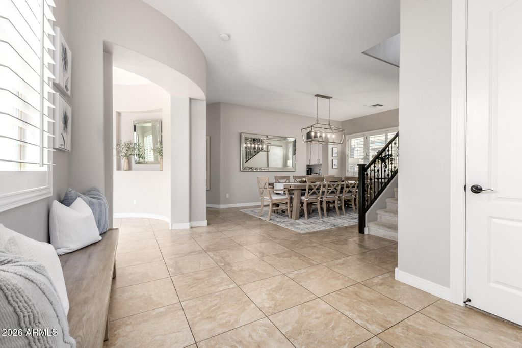 Image 5 of property listing at 3054 E KINGBIRD Drive, Gilbert, AZ 85297