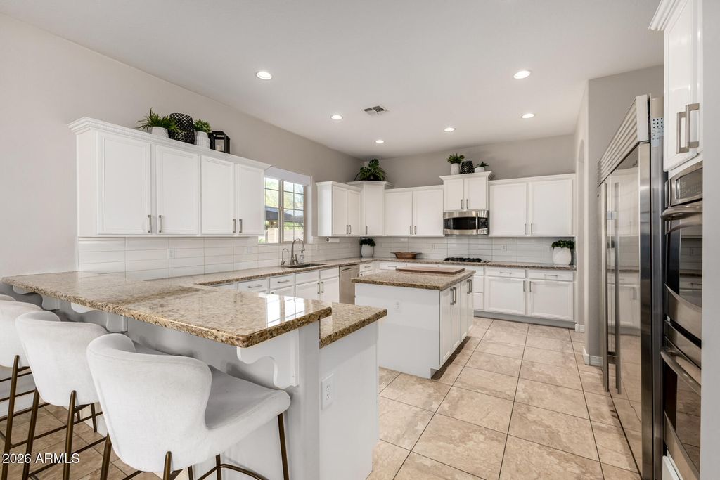 Image 6 of property listing at 3054 E KINGBIRD Drive, Gilbert, AZ 85297