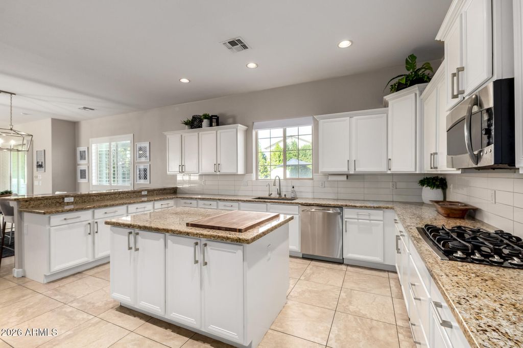 Image 7 of property listing at 3054 E KINGBIRD Drive, Gilbert, AZ 85297