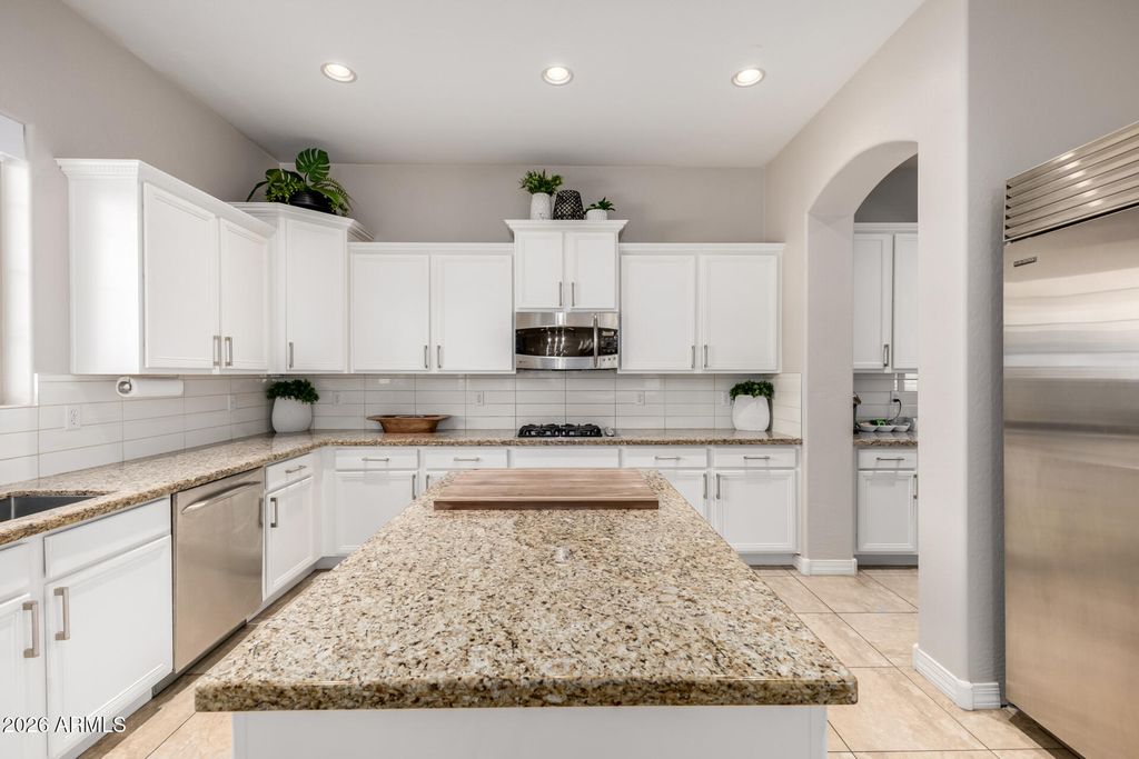 Image 9 of property listing at 3054 E KINGBIRD Drive, Gilbert, AZ 85297