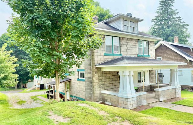 521 E F Street, Iron Mountain, MI 49801