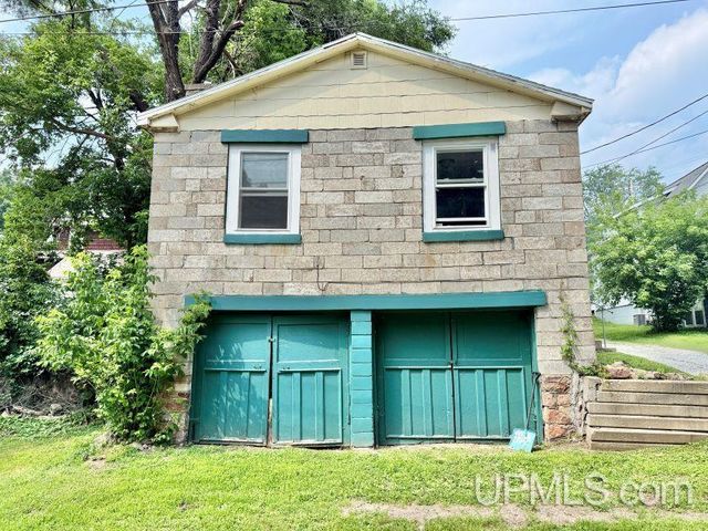 521 E F Street, Iron Mountain, MI 49801