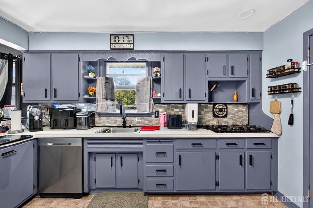 51 Woodrow Avenue, Piscataway, NJ 08854