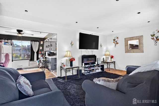 51 Woodrow Avenue, Piscataway, NJ 08854