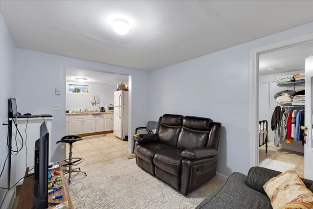 423 Lincoln Rd Extension, Hyannis, MA 02601