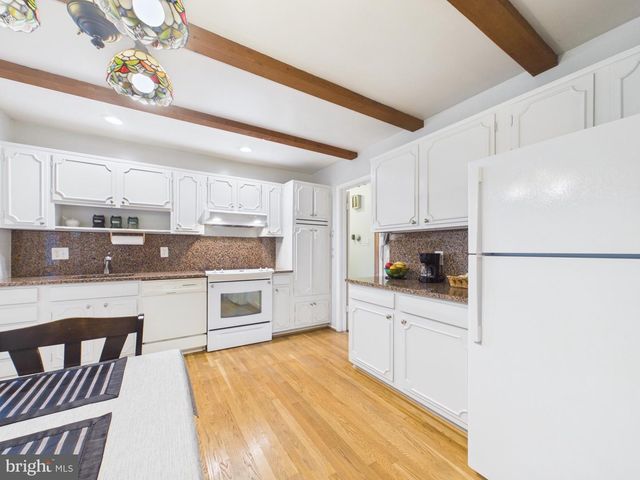 8714 OLD COURTHOUSE RD, Vienna, VA 22182