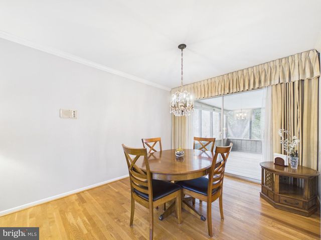 8714 OLD COURTHOUSE RD, Vienna, VA 22182
