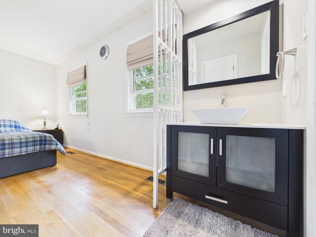 8714 OLD COURTHOUSE RD, Vienna, VA 22182